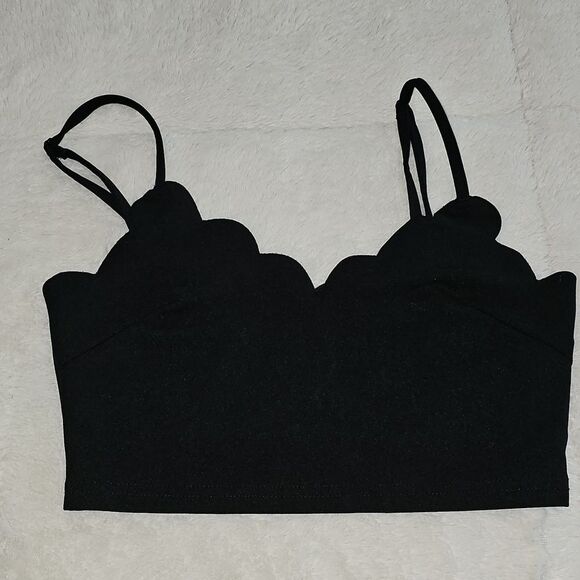 Black Scalloped CropTop With Adjustable Straps. Size Medium Excellent Condition - Picture 3 of 3